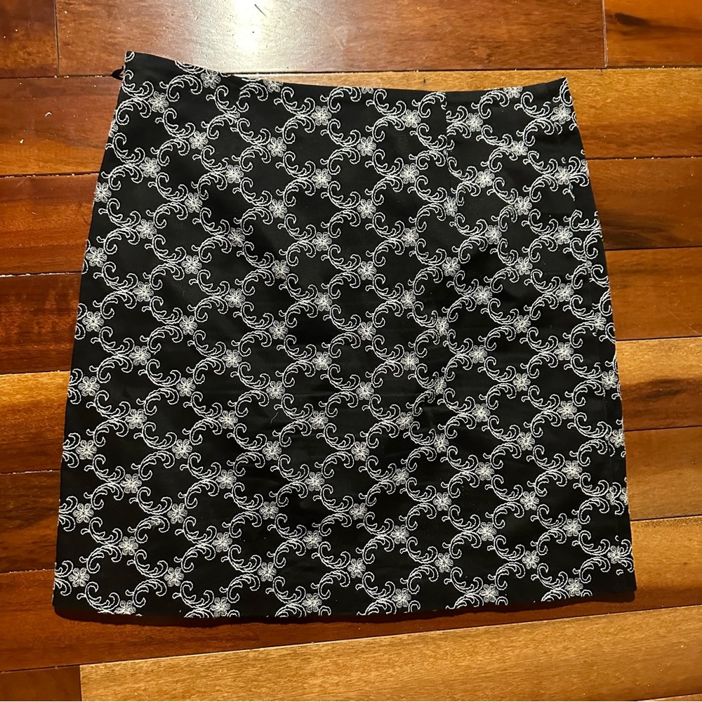 Cache classic black and white skirt.  Size 8